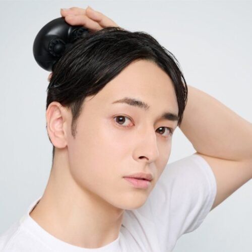「うつむきシャンプー」をしていると老ける!? 男性の6割がやっている洗髪姿勢の落とし穴と正しい上向き洗い