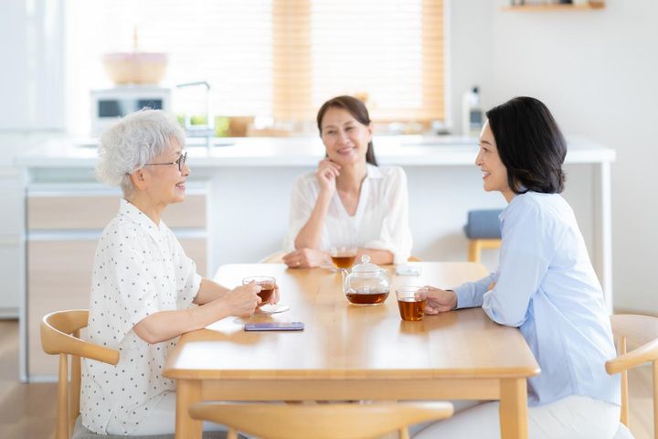 年金暮らしで手料理の集いがつらい…会費制を言い出せない70代女性へ、美輪明宏さんが示した回答は