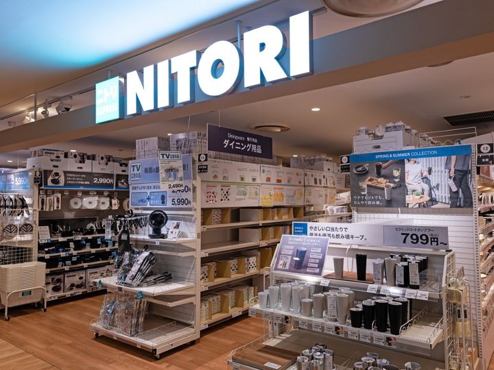 「ニトリ」から発売されている「シマエナガグッズ」シリーズの座椅子や「包み込まれるローチェア(RC-C03)」が、人気を集めています。公式Xでも反響を呼んでいる同商品の魅力を紹介します。