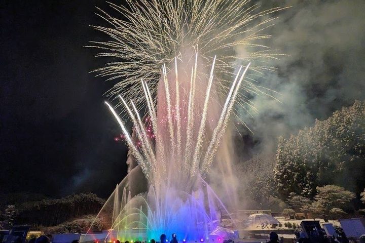 噴水レーザーショーと花火のコラボレーション