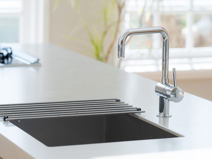山崎実業の人気シリーズ「tower」から登場した「ネットの水切りができるキッチン排水口ネットホルダー タワー」が、SNSで注目を集めています。スリットに水切りネットを差し込んで引くだけでゴミ処理がラクになる設計に支持が集まっている本商品を紹介します。