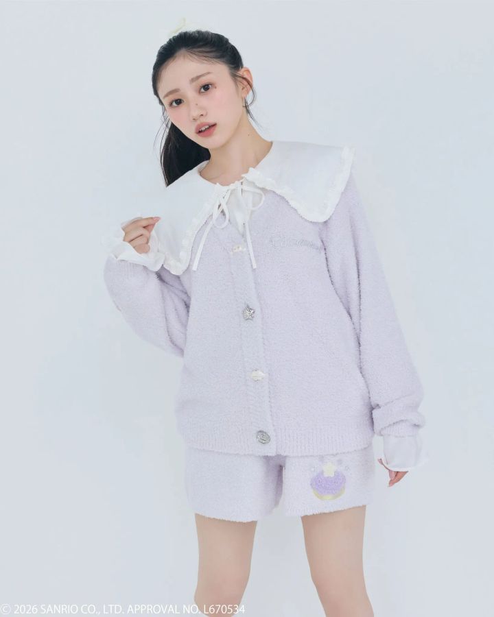 ラベンダーカラーのニットプルオーバーとニットショートパンツ