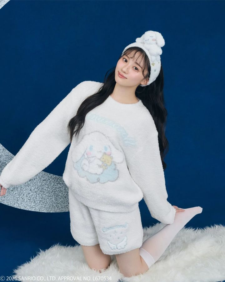 シナモロール柄ニットプルオーバーとニットショートパンツ