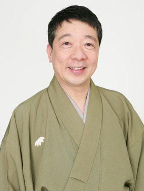 着物姿で笑顔を見せる笑福亭 鶴光さんのポートレート