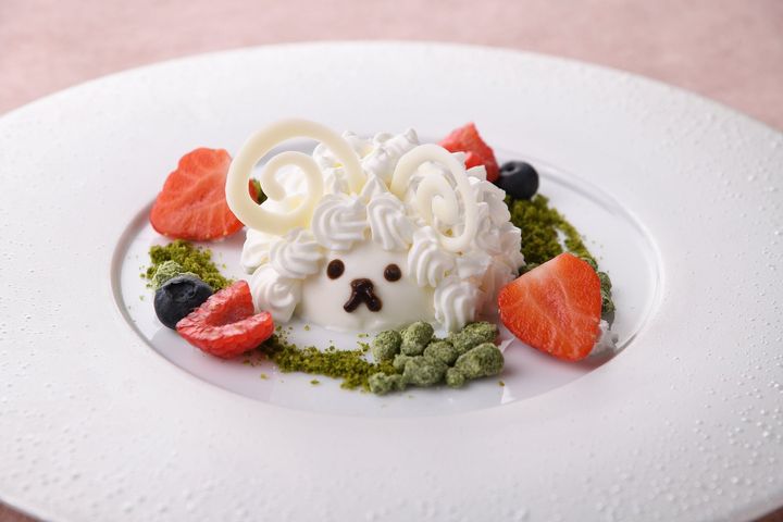 羊の顔を模したホイップクリームとムースのデザート