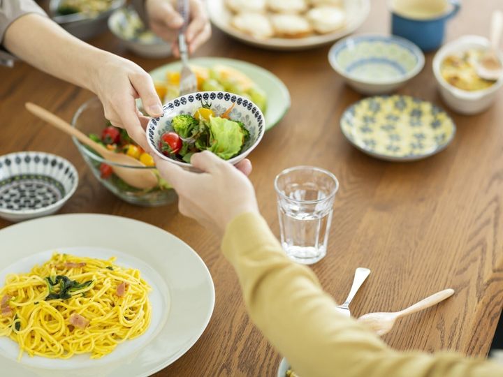 【医師が解説】野菜中心の食事やカロリーカットなど、真面目な人ほど頑張りがちな極端な食事制限。実はその頑張りが、老化を早めてしまう可能性があります。若々しさを保つ食のポイントを解説します。（※画像：amanaimages）