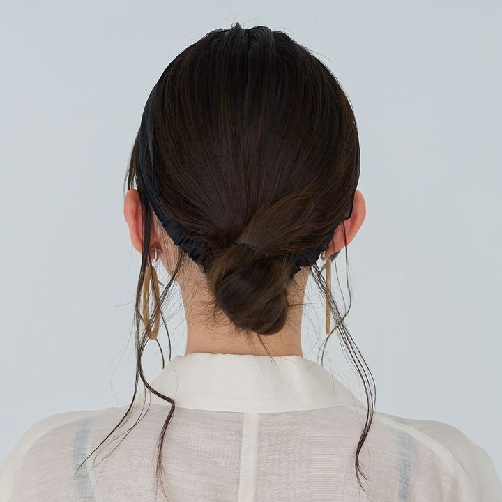 ヘアバンドのニュアンスシニョンアレンジ