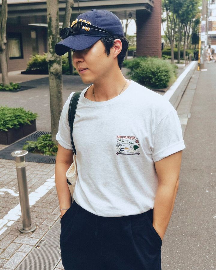【30代スナップ＠渋谷】シルエットを意識したシンプルコーデはタックインが肝