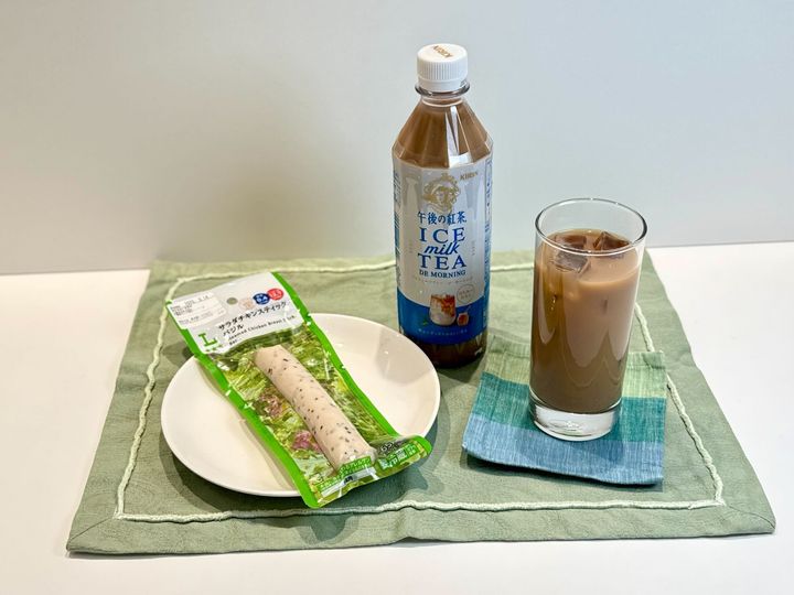 サラダチキンスティック バジルと午後の紅茶 アイスミルクティー デ モーニング