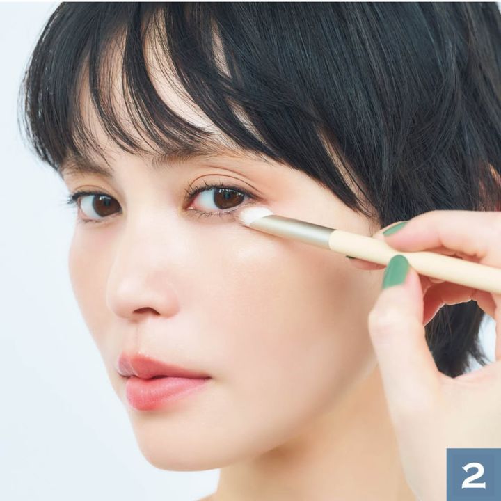 同じく右上のカラーを、上まぶたからつなげるように下まぶた全体にも入れます。