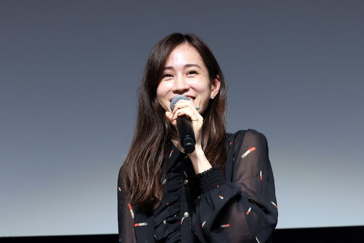 前田敦子さんがマイクを持ち笑顔で話すトークイベントの様子