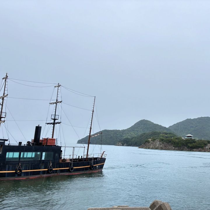 観光船で海から眺めるのもよし