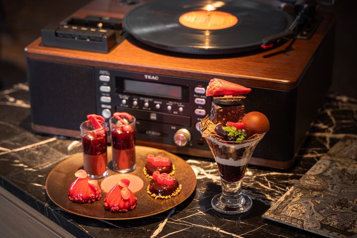 レコードプレーヤーとスイーツを並べた演出カット