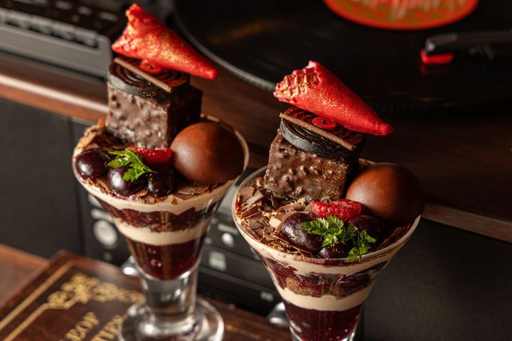 レコード盤モチーフのチョコレートを飾ったフォレノワール風パフェ