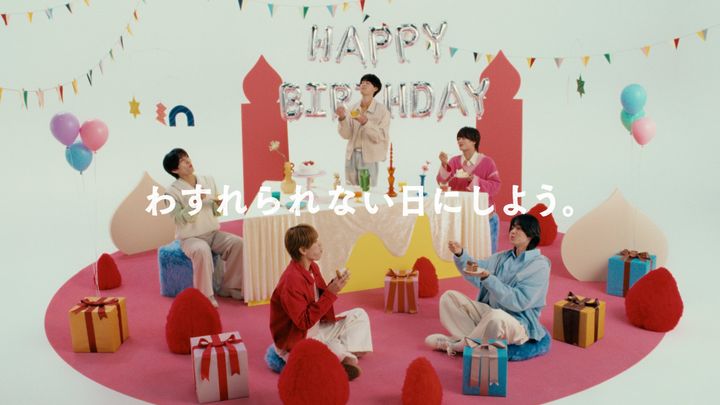 HAPPY BIRTHDAYバルーンとケーキを囲むACEesの5人、『不二家洋菓子店 わすれられない日にしよう。』篇