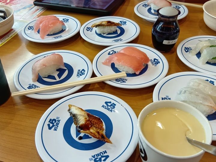 珍しい天然魚をじっくり見たあとは、もちろんお楽しみのくら寿司へ！