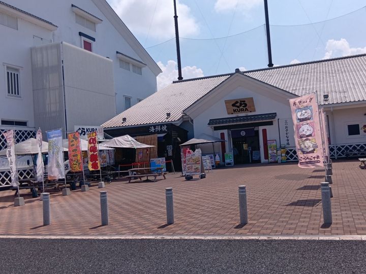 くら寿司の店舗の横に、天然魚がずらりと並ぶ魚屋さんがあるのをご存じですか？