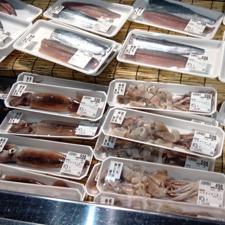 吸水シートに水分や血がたくさん出ていないかも、鮮度を見るポイントです。