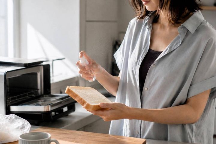 固くなった食パン、ふんわり戻せる？意外と知らない「温め直し」のコツ