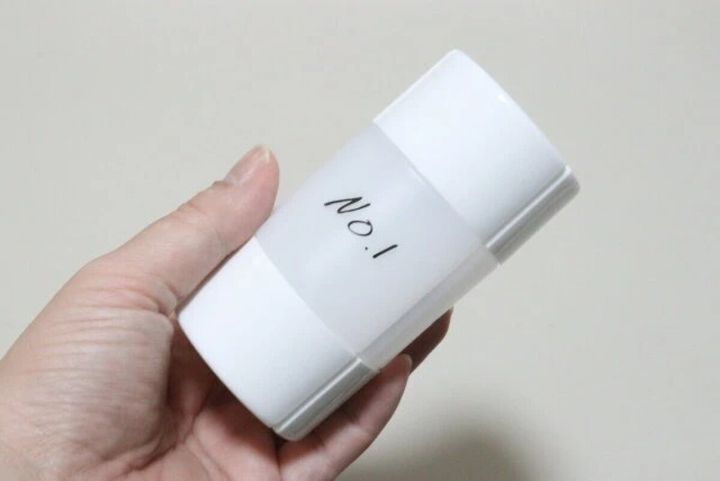 No.1と書かれた白いセリアのトラベルボトル