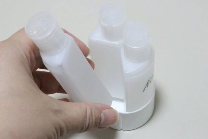 セリアのトラベルボトルが3つに分かれている様子