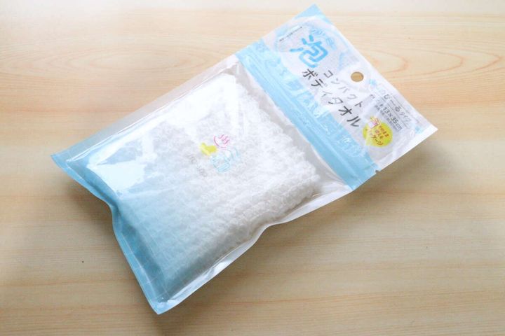 セリアのfrospaコンパクトボディタオルを斜めから撮影