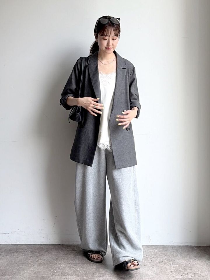 グレージャケットとスウェットパンツ姿の女性