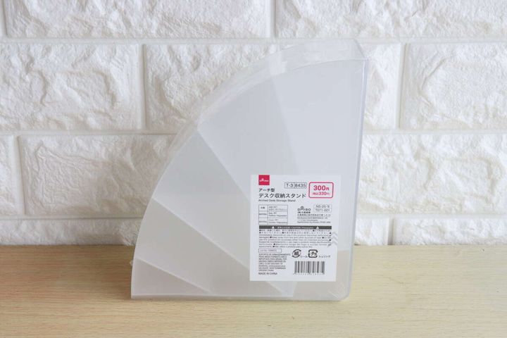 透明なアーチ型デスク収納スタンドがパッケージに入っている様子