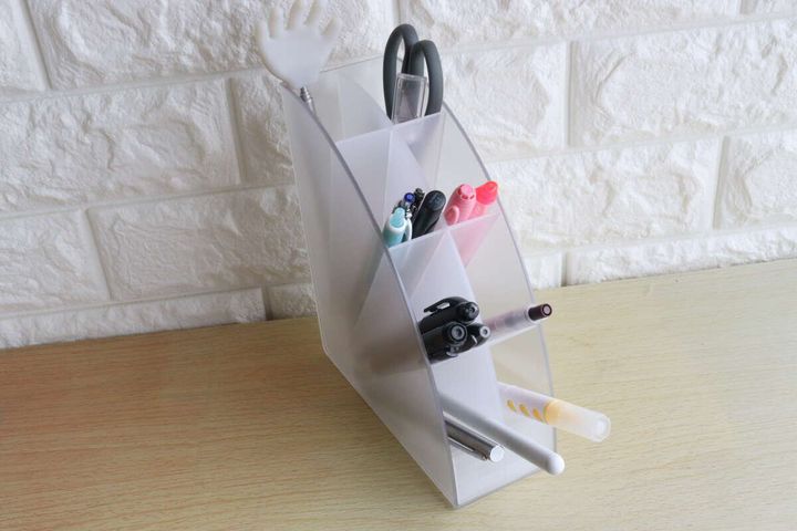 アーチ型デスク収納スタンドにペンやハサミなどの文具が収納されている様子