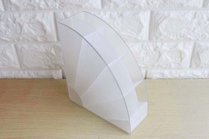 透明なアーチ型デスク収納スタンドを斜めから見た全体像