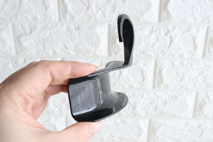 手に持った黒い車用バッグフックを横から見た様子
