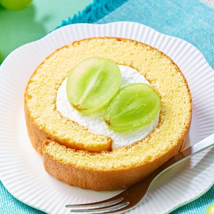 シャインマスカットが乗ったクリーム入りのロールケーキ
