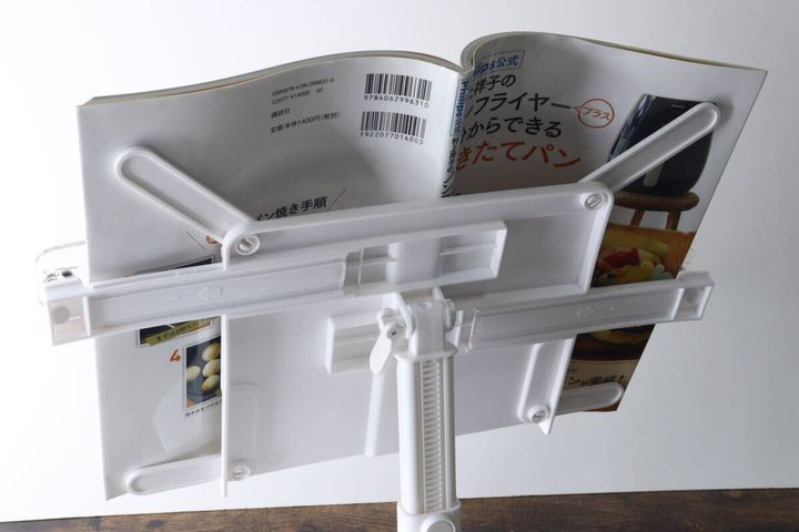 読書台に固定された本の背面と支柱