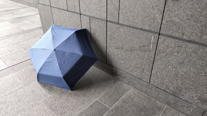 土砂降りの中、自閉症の息子が「ルール」を守るために道路で靴を履き替えようとしたことも（画像はイメージ）