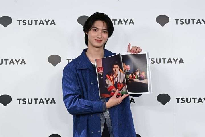 見開きページに写るドミノと衣装カット