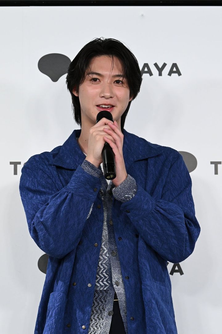 会見でマイクを持ち撮影エピソードを語る石川志泉さん