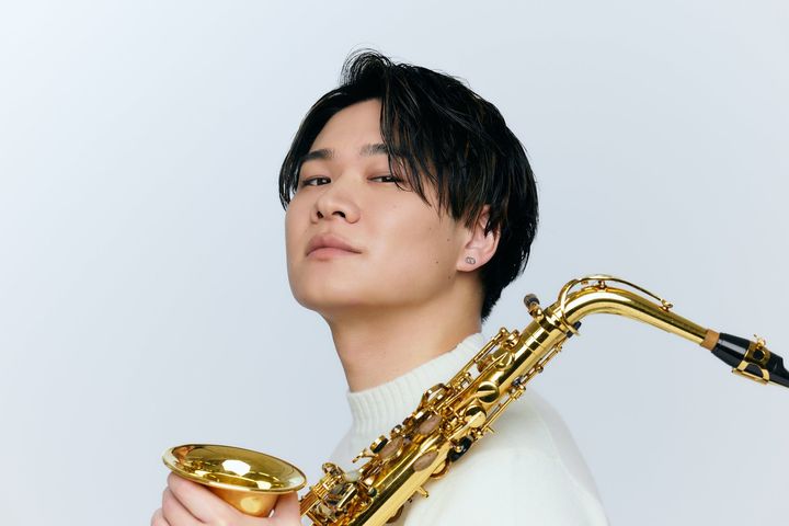サクソフォンを構える大坪俊樹さん
