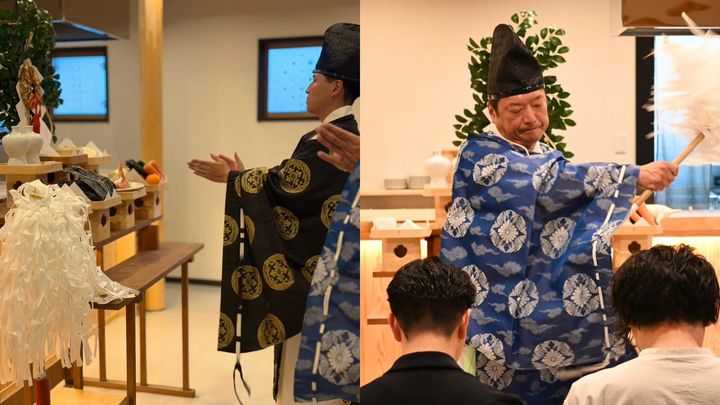 開店奉告祭で祝詞を奏上する神職と神饌