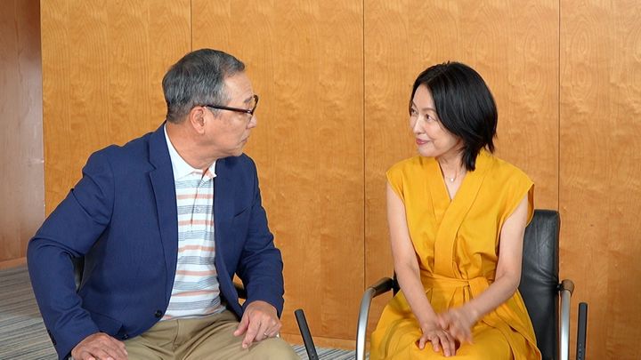 撮影の合間に会話するキャスト陣