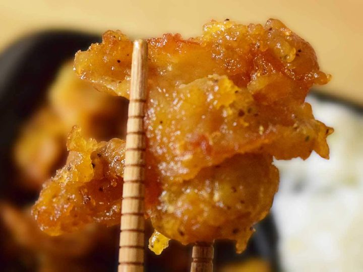 フライドチキンのジューシーで脂のコクがある皮を、存分に楽しめる