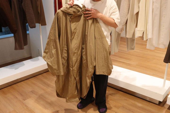 カーキ色のフーデッドロングコート