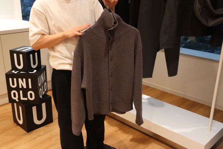 グレーのラムスタンドカラーカーディガン