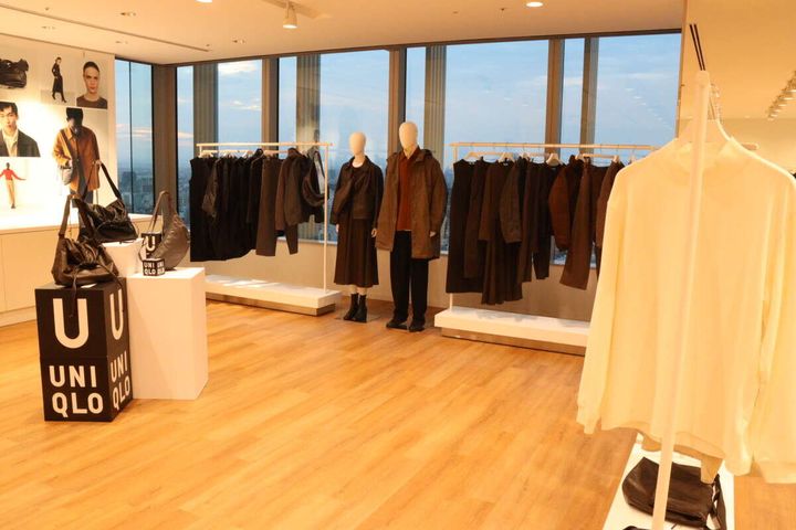 ユニクロユーの店舗で秋冬服が並ぶ