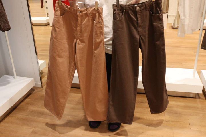 ベージュとブラウンのワイドジーンズ