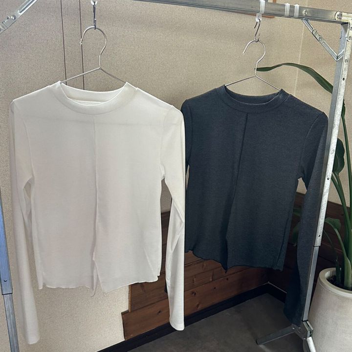 白とチャコールグレーのフロントスリットTシャツがハンガーに並んでいる