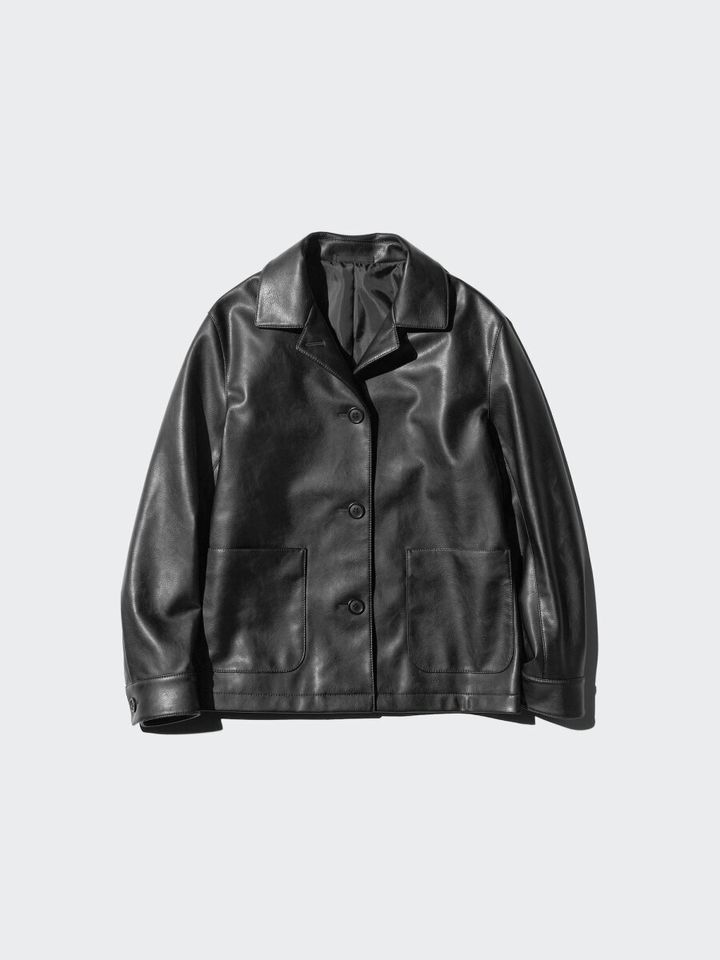 黒のレザー風シャツジャケット。前ボタンが3つあり両サイドにポケット。
