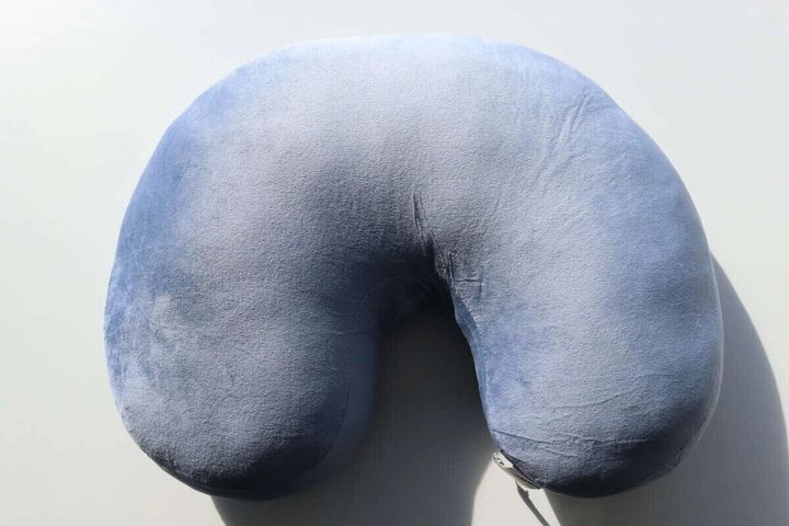 濃い青色のU字型ネックピローを上から見た様子
