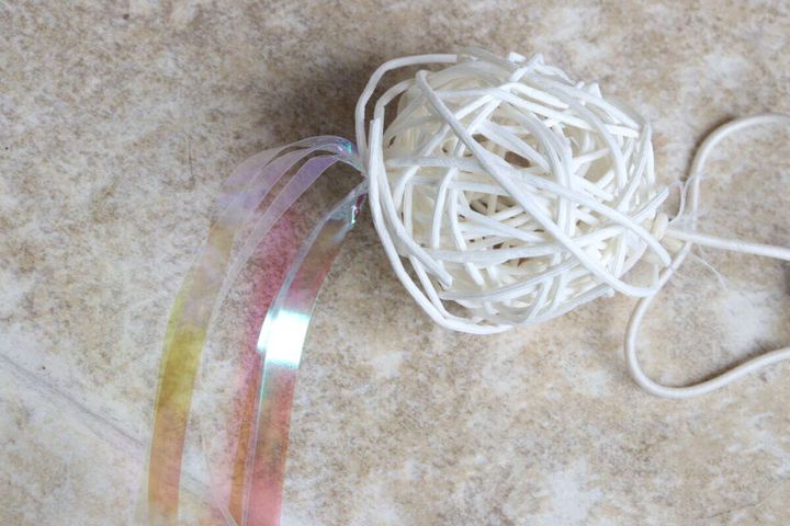 猫用おもちゃの籐モチーフと、オーロラカラーのフィルムが揺れる部分のアップ