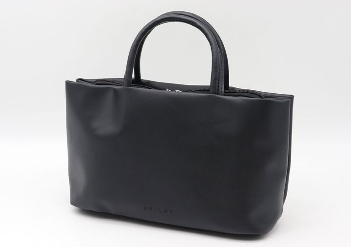 BRILMYのロゴが型押しされた黒いバッグの全体像