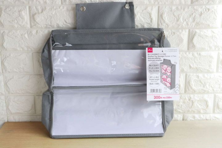 グレーのぬいぐるみ収納ポケット（2段）と商品パッケージ